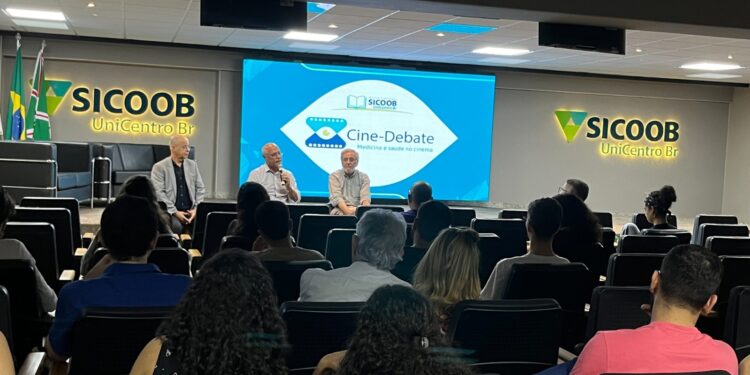 Cine-debate: projeto do Sicoob UniCentro Br fomenta discussões sobre saúde por meio do cinema