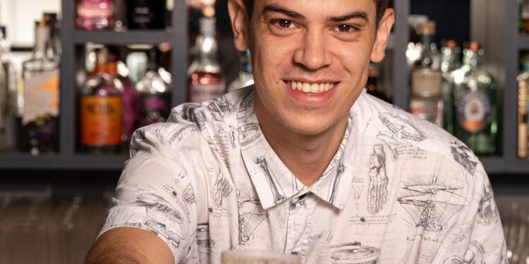 Bartender goiano apresenta coquetel premiado em evento especial do Zimbro Cocktails & Co