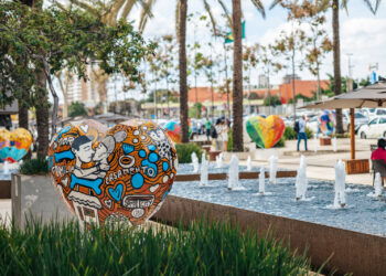 Flamboyant Shopping recebe corações gigantes da exposição Art Of Love