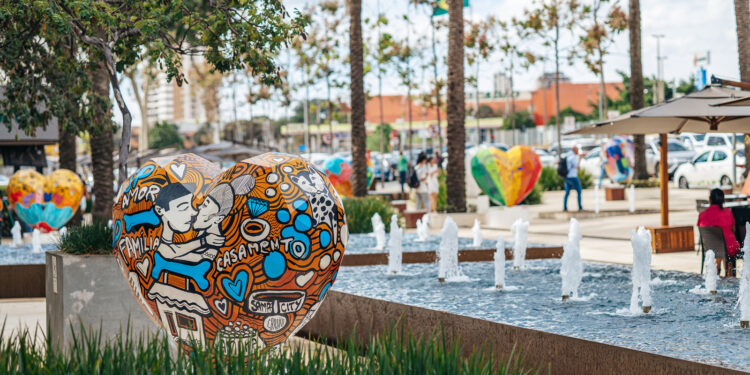 Flamboyant Shopping recebe corações gigantes da exposição Art Of Love