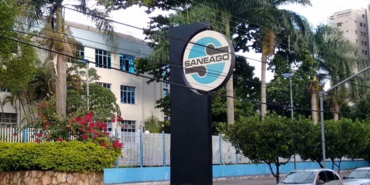 Saneago abre concurso com salário de até R$ 17,7 mil