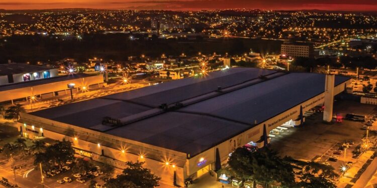 Araguaia Shopping comemora 23 anos com piscina de bolinhas premiada