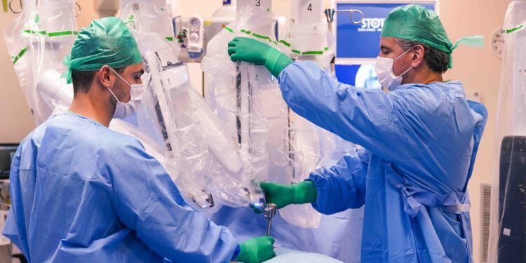 Einstein alcança marca de mil cirurgias robóticas em Goiânia