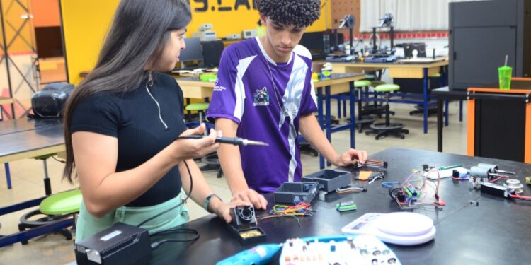 Escola do Futuro de Goiás disputa copa do mundo de robótica
