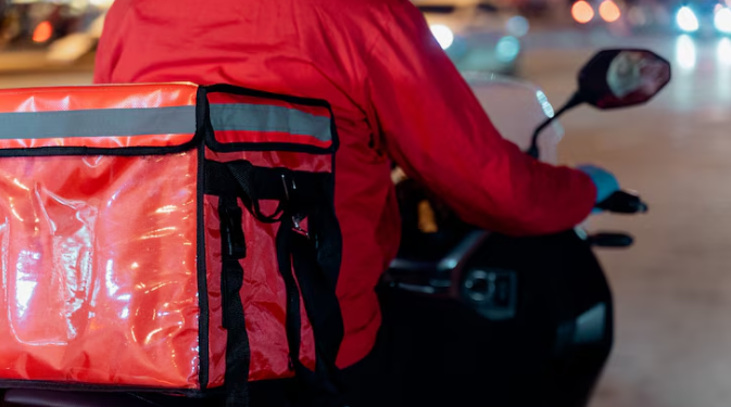 Quatro em cada dez pessoas pedem comida via delivery no Brasil, revela a Ticket