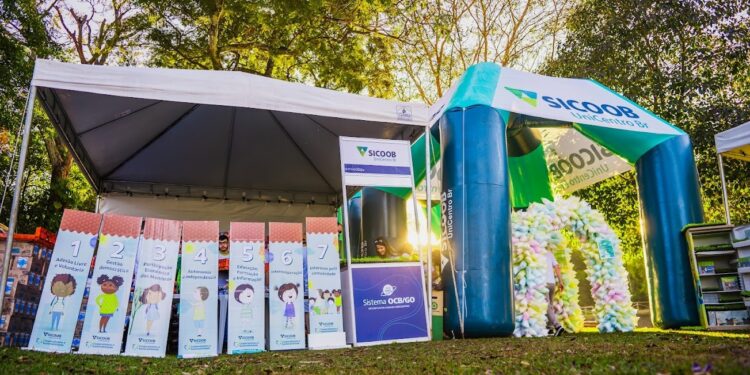 Sicoob UniCentro Br recebe mais de 7 mil pessoas em estande no Dia de Cooperar