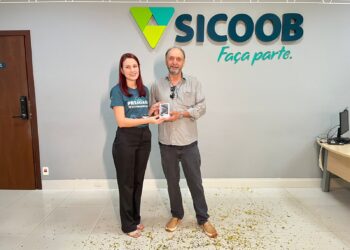 Sicoob Empresarial entrega prêmio para o 1º ganhador da Cota Premiada