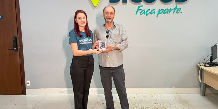 Sicoob Empresarial entrega prêmio para o 1º ganhador da Cota Premiada