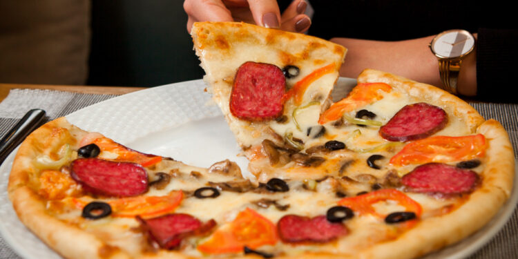 Dia da Pizza: brasileiro gasta entre 31 e 70 reais em uma pizza