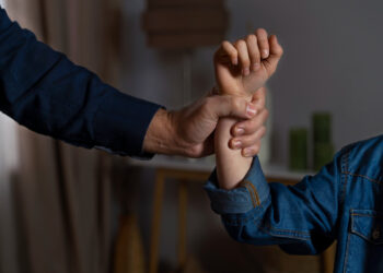 Como mulheres com dupla jornada podem vencer a violência e manter a produtividade