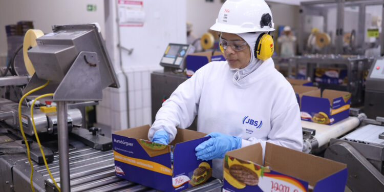 JBS tem mais de 160 vagas de emprego abertas em Goiás