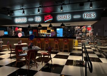 Johnny Rockets inaugura loja da rede em Goiânia