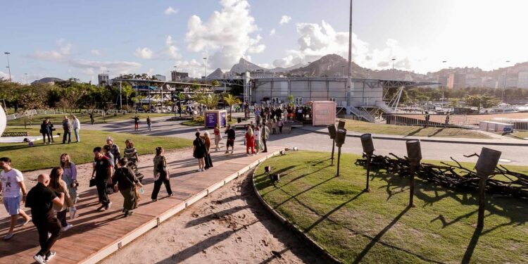 Artistas do Centro-Oeste são representados em feira carioca