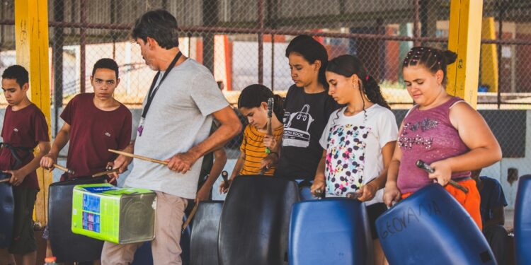 Coletivo Asas leva oficina de música a crianças em situação de vulnerabilidade