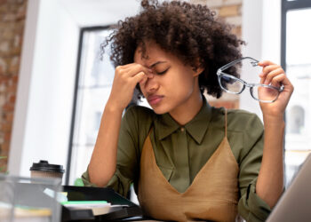 Estresse no trabalho: Pesquisa revela desafios para brasileiros