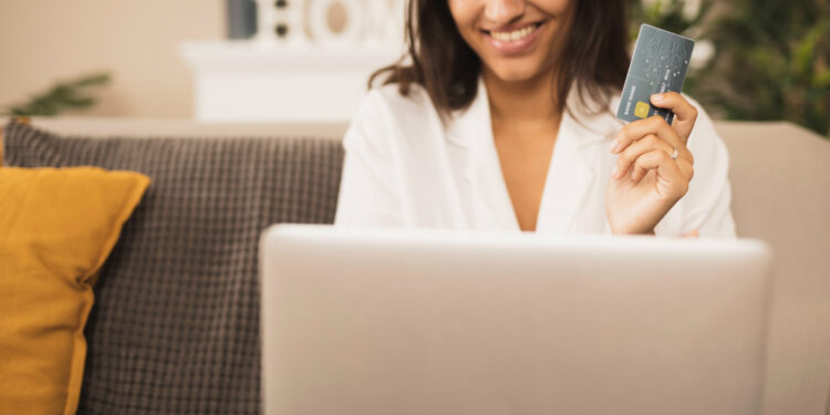 Black Friday: brasileiros preferem comprar roupas e eletrônicos em marketplaces internacionais