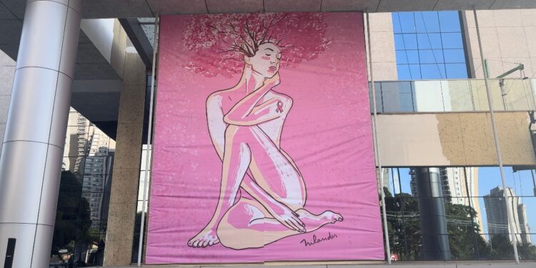Hotel Transamerica Collection recebe arte em homenagem ao Outubro Rosa