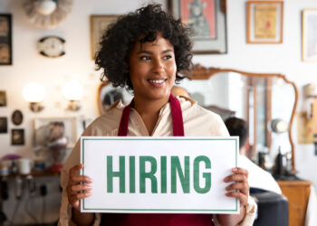 O sinal vermelho da Economia: “Precisa-se de Funcionários” e o Perigo da Placa Fixa
