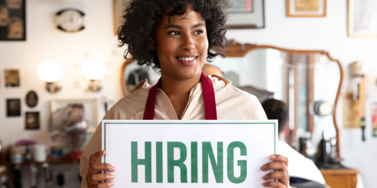 O sinal vermelho da Economia: “Precisa-se de Funcionários” e o Perigo da Placa Fixa