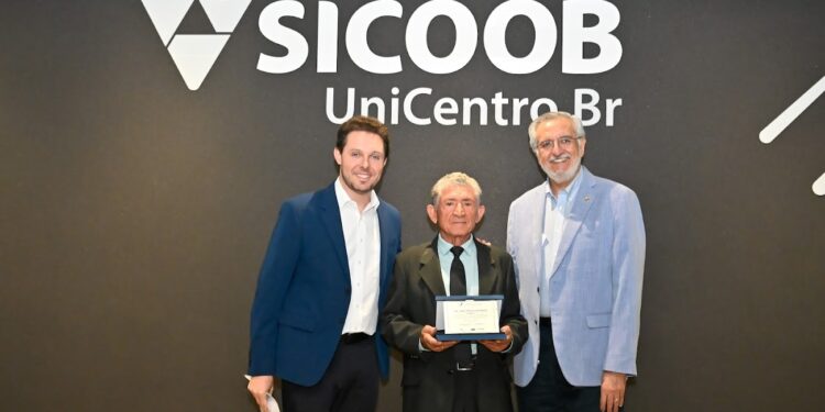 Finalistas do IV Prêmio Nacional de Poesia são premiados em solenidade