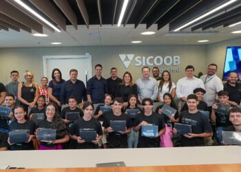 Alunos do Geração Coop recebem equipamentos para estudos