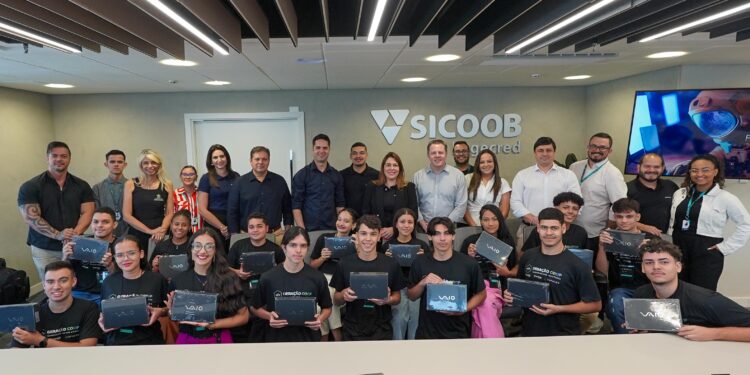 Alunos do Geração Coop recebem equipamentos para estudos