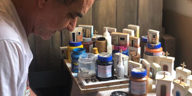 Artesão Hanilson Silva realiza oficina com madeira de demolição no Sesc Goiás