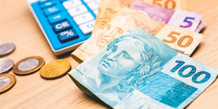 Décimo terceiro: investir ou pagar dívidas?