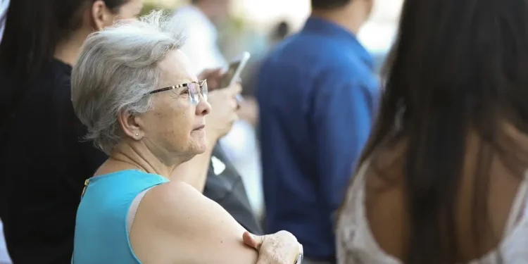 Expectativa de vida ao nascer no Brasil sobe para 76,4 anos