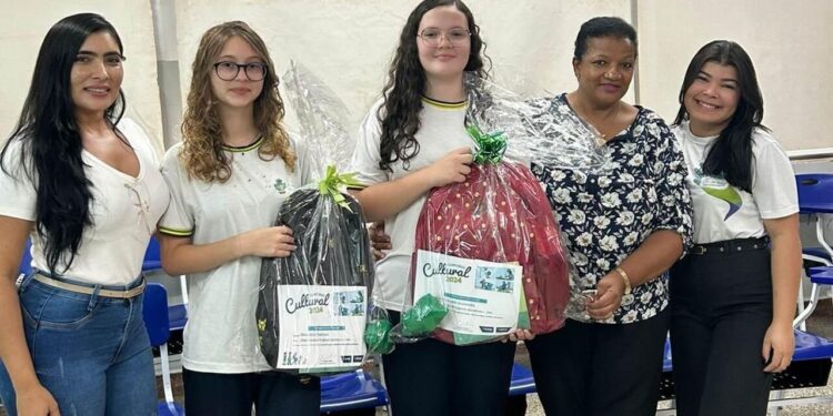 Sicoob Unicidades entrega premiações da etapa local do Concurso Cultural