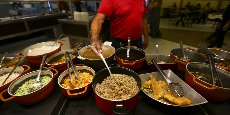 Alimentação fora do lar no Brasil ultrapassa R$ 54,5 bilhões em 2024