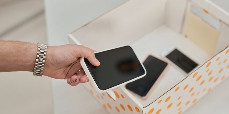 IPOG comenta nova lei que restringe celular nas escolas