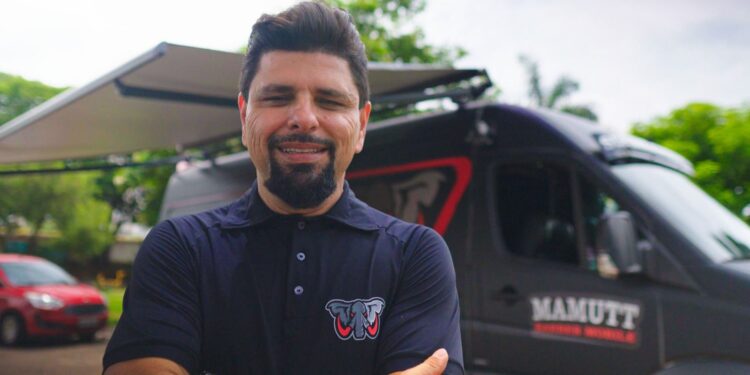 De acidente ao empreendedorismo: ex-aluno do Senac dá volta por cima e se destaca com sua barbearia móvel