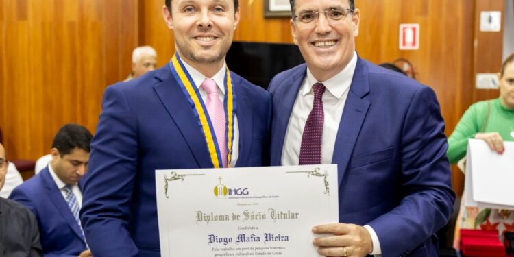 Diretor-presidente do Sicoob UniCentro Br se torna sócio-titular do IHGG
