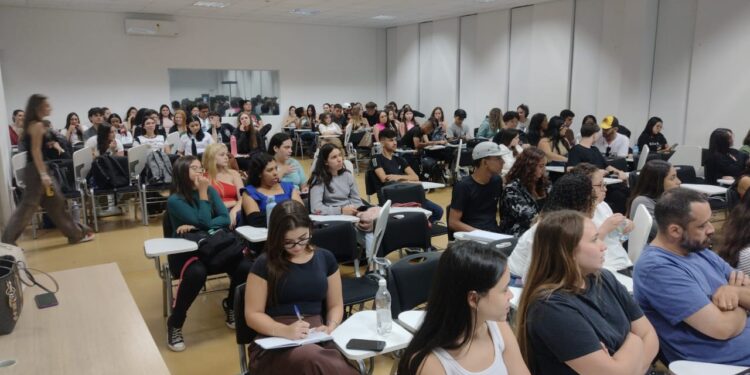 Sicoob UniCentro Br promove educação financeira por meio da literatura