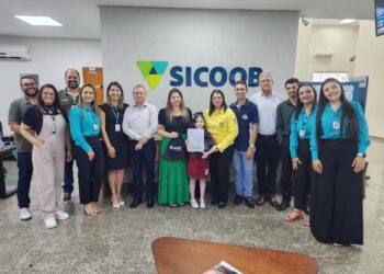 Vencedora do concurso cultural recebe premiação no Sicoob Mineiros