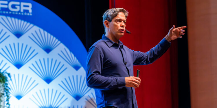 Em Goiânia, Ricardo Amorim diz que guerra de tarifas internacional irá favorecer a economia goiana