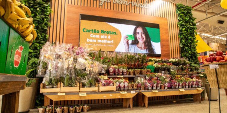 Bretas comemora 71 anos e reinaugura cinco lojas em Goiânia