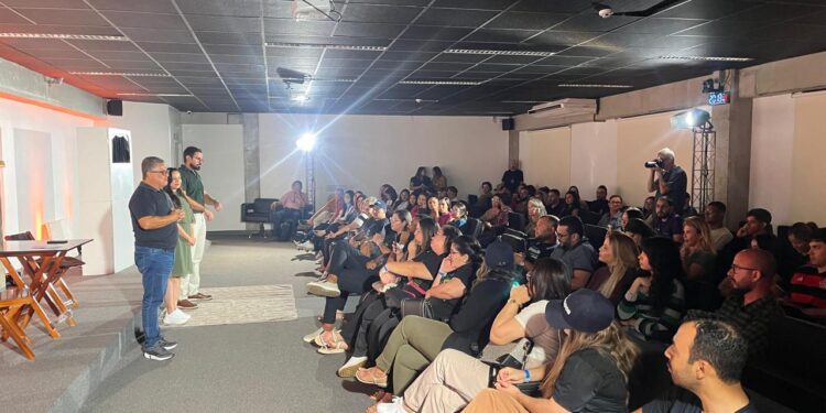 Espetáculo do Sicoob UniCentro Br sobre bets une teatro e finanças