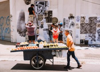 Maior festival de lambe-lambe do Brasil traz feira inédita para Goiânia