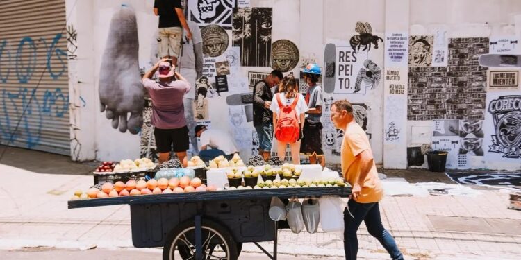 Maior festival de lambe-lambe do Brasil traz feira inédita para Goiânia