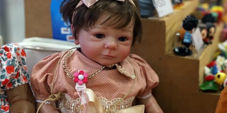 Licença para “mãe” bebê reborn? Pedido levanta debate trabalhista