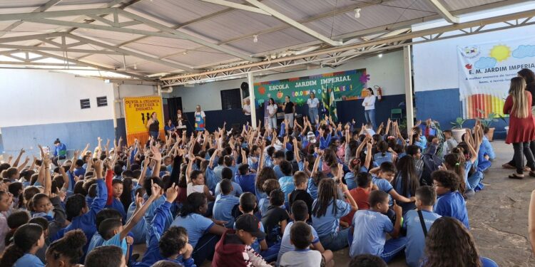Semana Enef: Sicoob Credseguro impacta mais de 26 mil crianças e jovens
