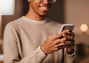 Startup goiana lança tecnologia que resume áudios do WhatsApp em segundos