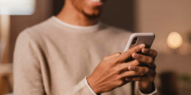 Startup goiana lança tecnologia que resume áudios do WhatsApp em segundos