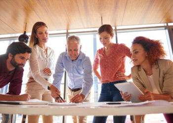 Colaboração é a 2ª maior fonte de criatividade nas empresas, diz estudo