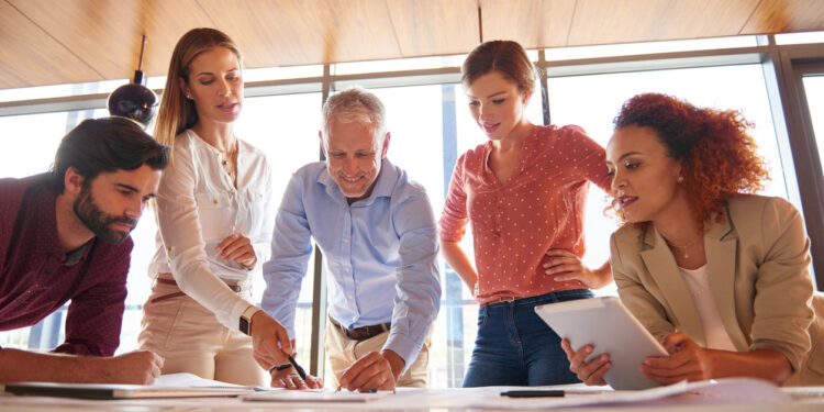 Colaboração é a 2ª maior fonte de criatividade nas empresas, diz estudo