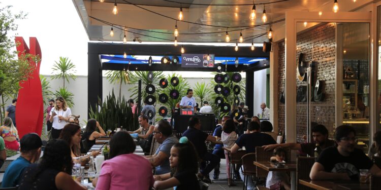 Feira de vinil e discotecagens movimenta o Metropolitan Mall