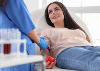 Hemocentro participa da semana de saúde do trabalho do Sicoob UniCentro Br