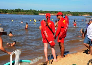 Trilhas da Amazônia distribui picolés para bombeiros em Aruanã